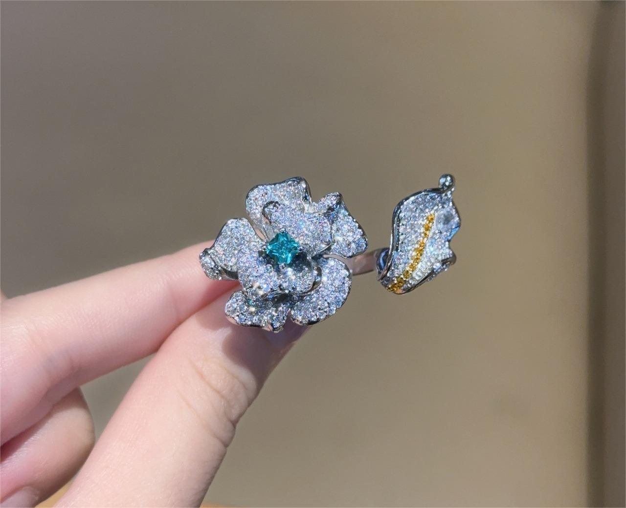 Emerald Bloom & Golden Vein Ring