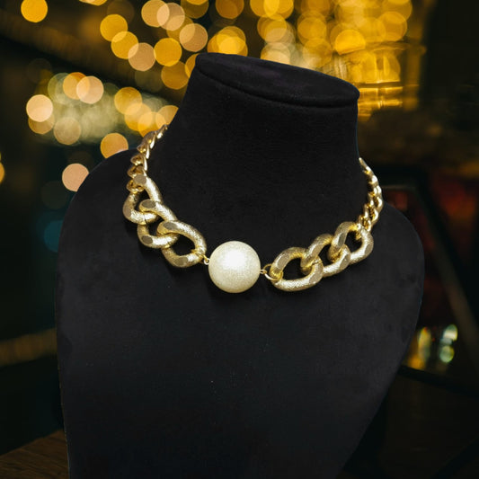 Bold Luxe Gold Chain Choker with Textured Links & Pearl Centrepiece – Anti-Tarnish Imitation Necklace
